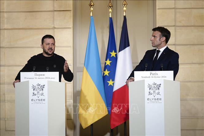 Tổng thống Pháp lần thứ ba hoãn thăm Ukraine Tổng thống Pháp Emmanuel Macron (phải) trong cuộc họp báo chung với người đồng cấp Ukraine Volodymyr Zelensky tại Paris, ngày 16-2-2024. Ảnh: AFP/TTXVN