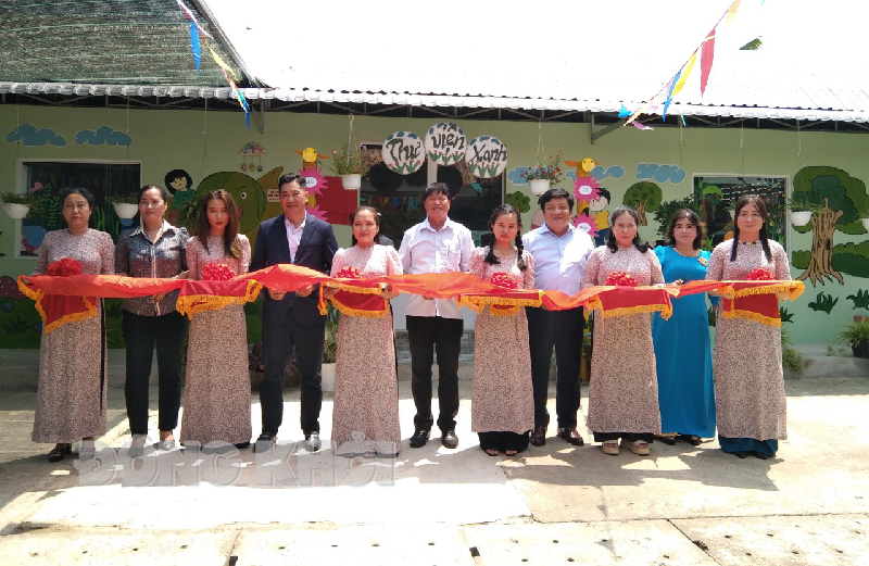 Tin hoạt động các huyện, thành phố ngày 11-3-2024 Các đại biểu cắt băng khánh thành thư viện. Ảnh: Minh Nhân.