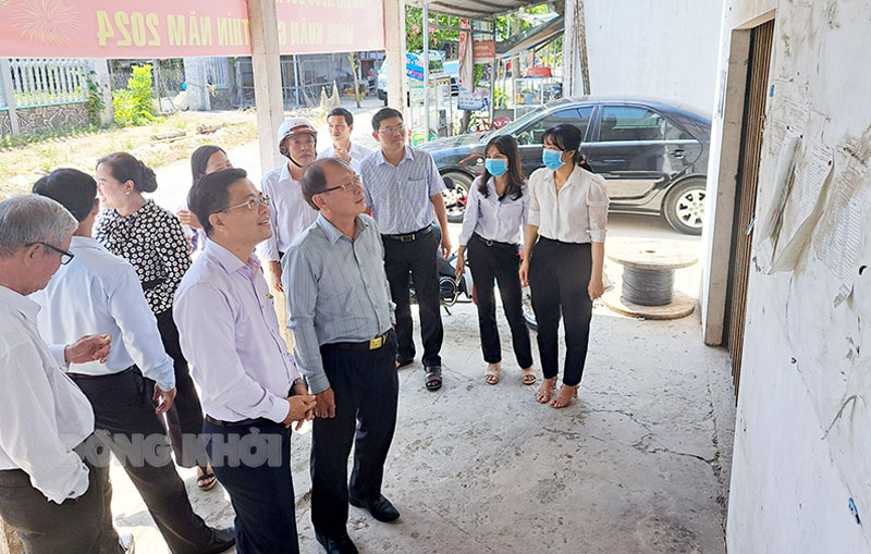 Phó chủ tịch Thường trực HĐND tỉnh Huỳnh Quang Triệu cùng đoàn công tác giám sát công khai quy hoạch ở xã Hưng Khánh Trung B.