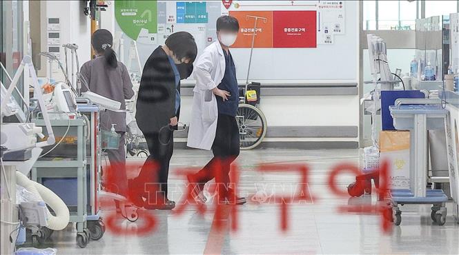 Tổng thống Hàn Quốc kêu gọi nhanh chóng cải cách y tế bất chấp đình công Nhân viên y tế tại một bệnh viện ở Seoul, Hàn Quốc ngày 27-2-2024. Ảnh: Yonhap/TTXVN