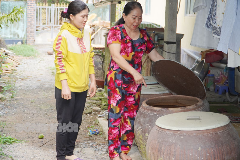 Gia đình ông Võ Hồ Măng (ấp Hưng Nhơn, xã Tân Hưng) giới thiệu mô hình trữ nước mưa phục vụ nhu cầu sinh hoạt mùa mặn.