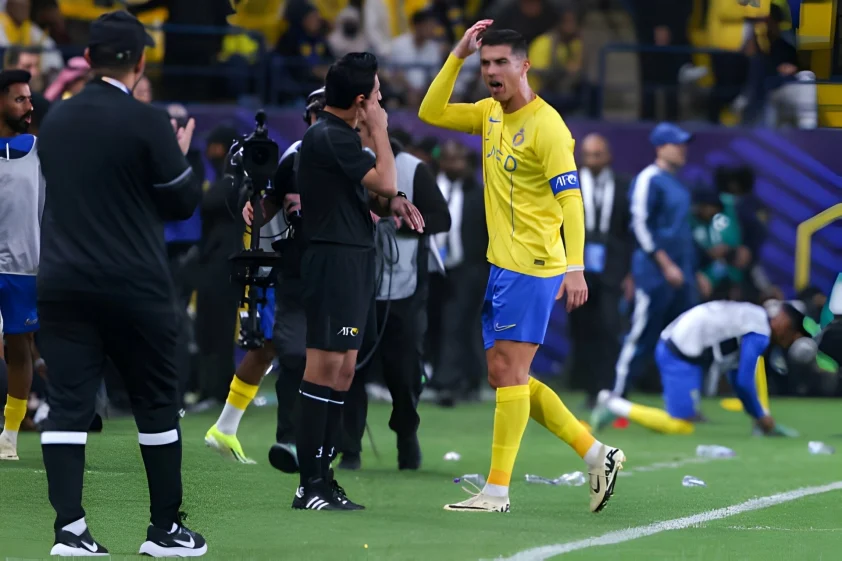 Ronaldo không hài lòng vì quyết định của trọng tài. Ảnh: Getty