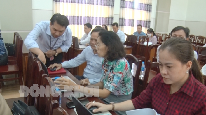 Tin hoạt động các huyện, thành phố ngày 13-3-2024 Hướng dẫn đại biểu cài đặt Phần mềm “Sổ tay đảng viên điện tử”. Ảnh: Hồng Quốc.