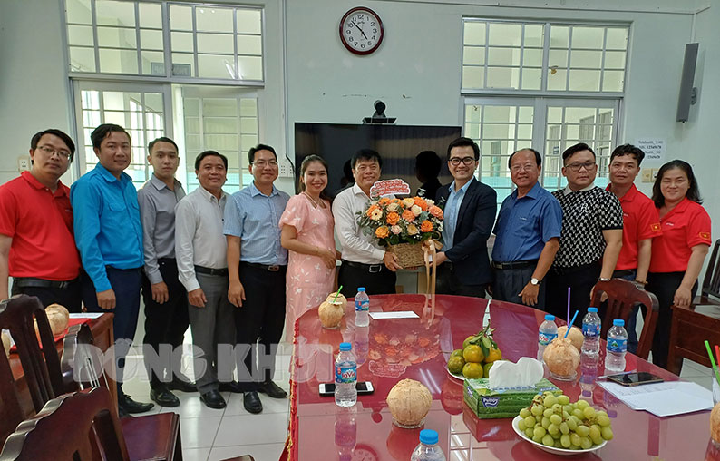 GS. Trần Xuân Bách tặng hoa chúc mừng Bệnh viện Tâm thần tỉnh 