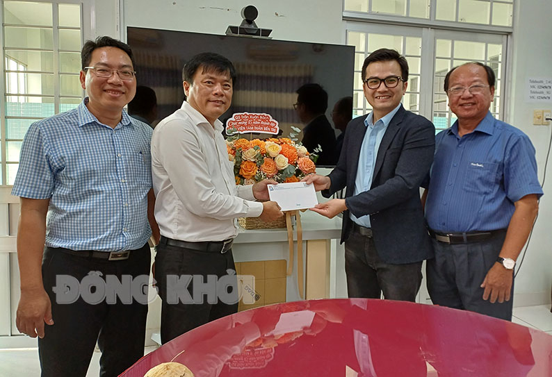 Hỗ trợ đào tạo nguồn nhân lực chăm sóc sức khỏe tâm thần GS Trần Xuân Bách trao tặng kinh phí phục vụ chăm sóc bệnh nhân cho Bệnh viện Tâm thần tỉnh