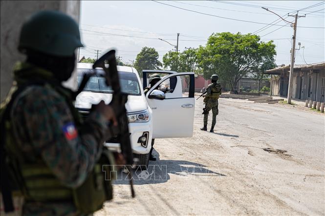Binh sĩ Haiti gác tại trạm kiểm soát sau giao tranh giữa các băng nhóm tội phạm với cảnh sát và binh sĩ ở Port-au-Prince, ngày 6-3-2024. Ảnh: AA/TTXVN