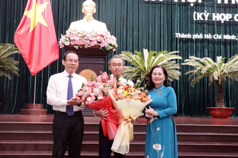 Ủy viên Bộ Chính trị, Bí thư Thành ủy TP. Hồ Chí Minh Nguyễn Văn Nên (trái) và Chủ tịch HĐND thành phố Nguyễn Thị Lệ chúc mừng ông Huỳnh Thanh Nhân (giữa). Ảnh: Xuân Khu/TTXVN