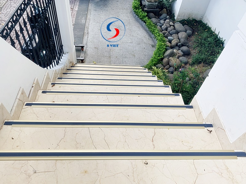Nẹp chống trượt cầu thang chất liệu nào tốt nhất?
