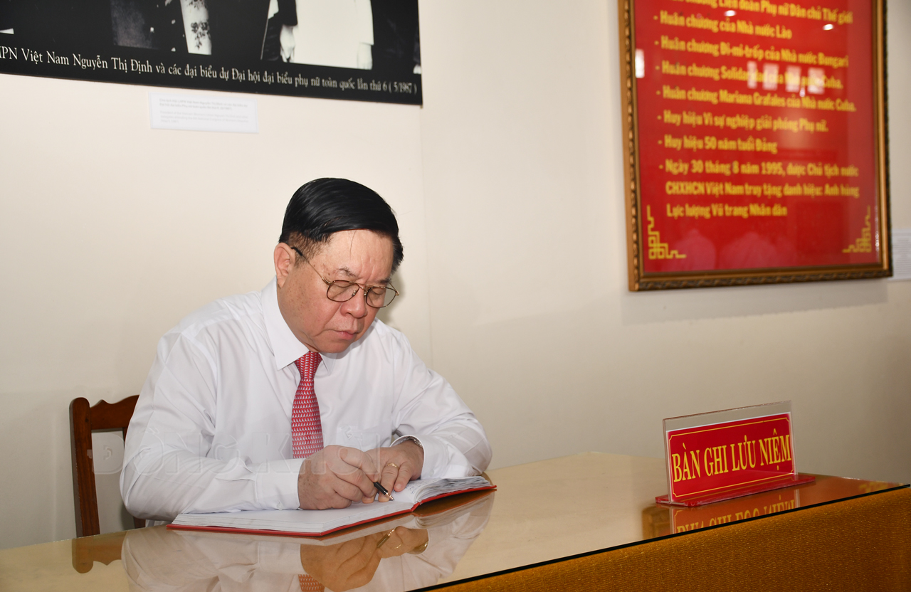 Bí thư Trung ương Đảng - Trưởng ban Tuyên giáo Trung ương Nguyễn Trọng Nghĩa ghi vào sổ lưu niệm.