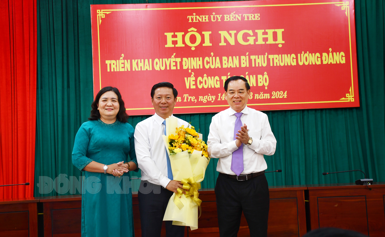 Đồng chí Trần Thanh Lâm giữ chức vụ Phó bí thư Tỉnh ủy Bến Tre Quyền Bí thư Tỉnh ủy - Chủ tịch HĐND tỉnh Hồ Thị Hoàng Yến, Phó bí thư Tỉnh ủy - Chủ tịch UBND tỉnh Trần Ngọc Tam trao hoa chúc mừng đồng chí Trần Thanh Lâm.