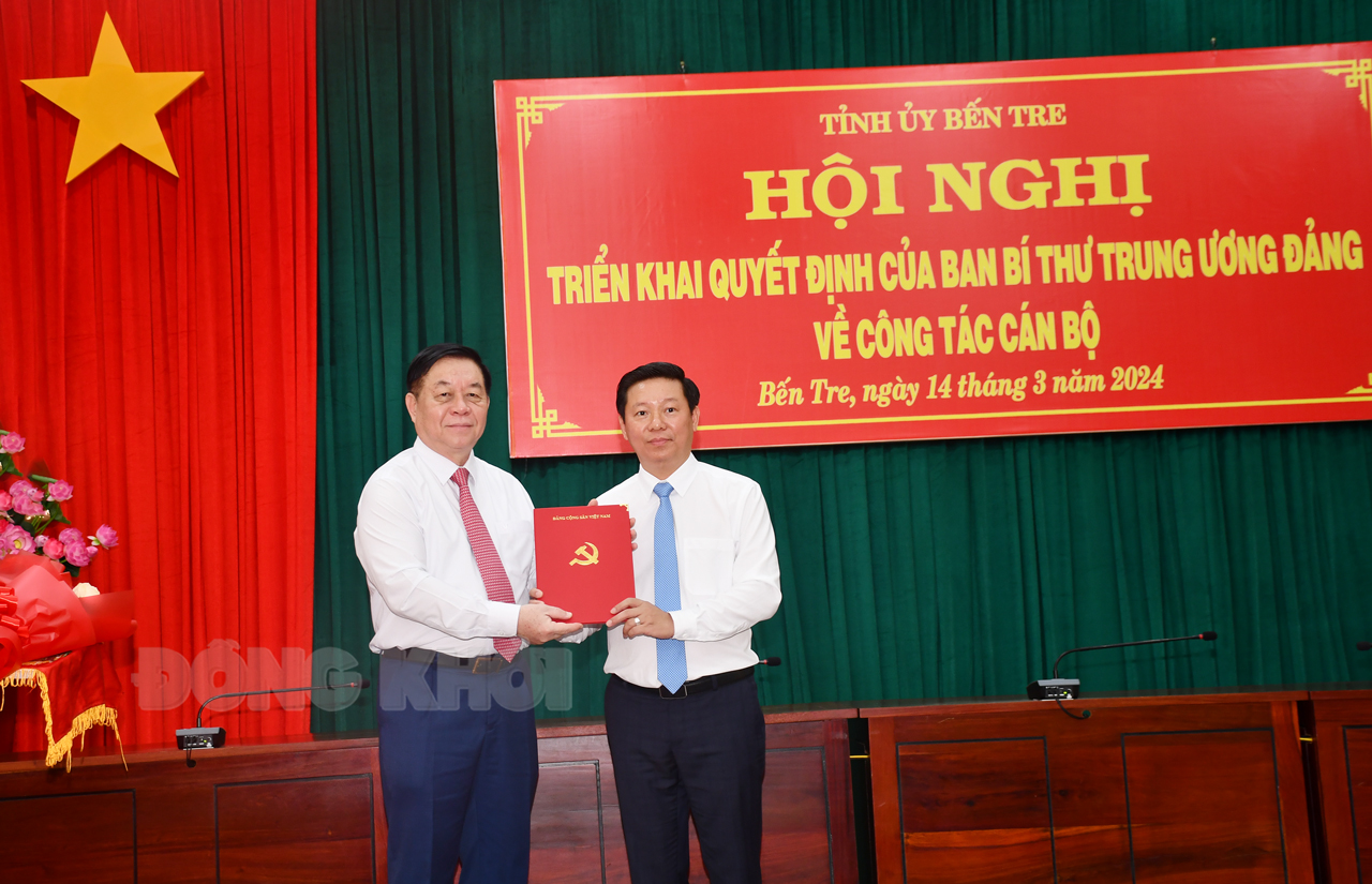 Đồng chí Trần Thanh Lâm giữ chức vụ Phó bí thư Tỉnh ủy Bến Tre Bí thư Trung ương Đảng - Trưởng Ban Tuyên giáo Trung ương Nguyễn Trọng Nghĩa trao quyết định cho đồng chí Trần Thanh Lâm.