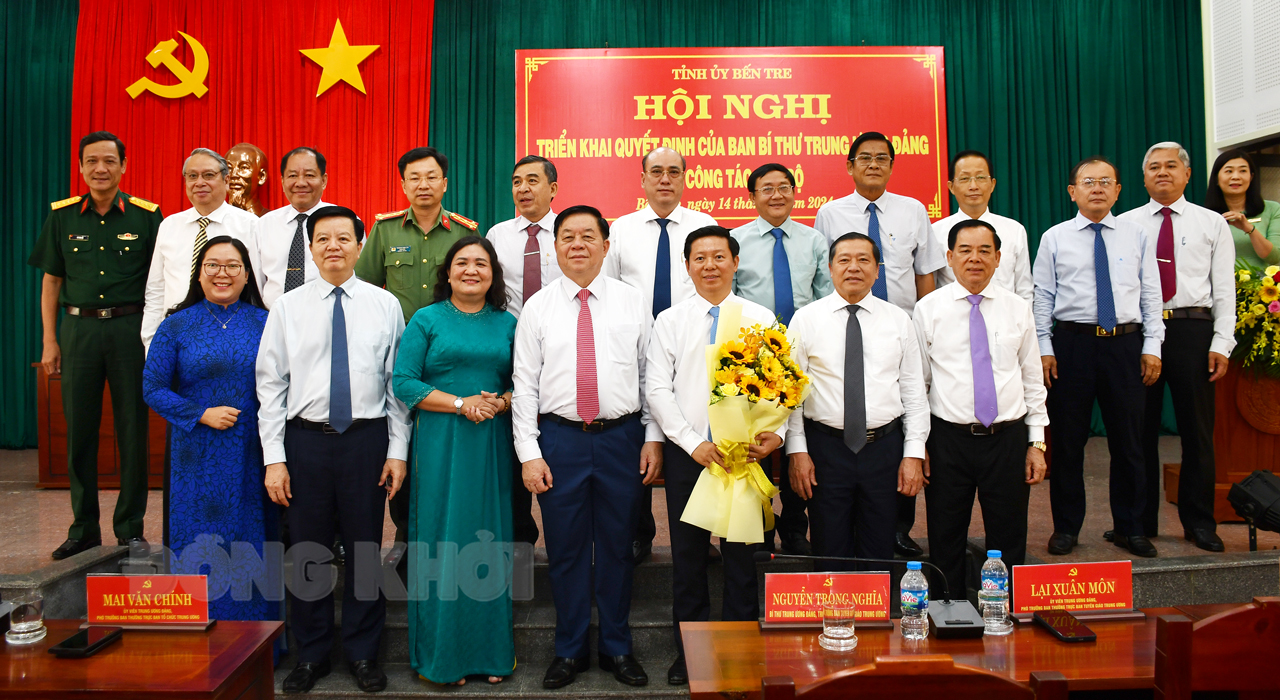 Đồng chí Trần Thanh Lâm giữ chức vụ Phó bí thư Tỉnh ủy Bến Tre Các đại biểu chụp ảnh tại lễ trao quyết định.