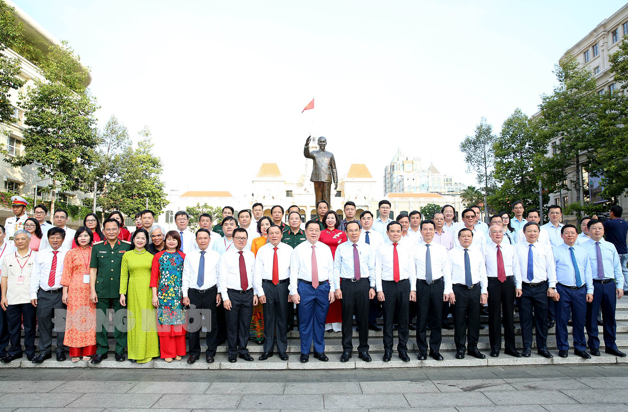 Hội Báo toàn quốc năm 2024 được tổ chức tại TP. Hồ Chí Minh Lãnh đạo Đảng - Nhà nước và Hội Nhà báo Việt Nam dâng hoa tưởng niệm Chủ tịch Hồ Chí Minh trước giờ khai mạc Hội báo toàn quốc 2024. Ảnh: T. Thảo