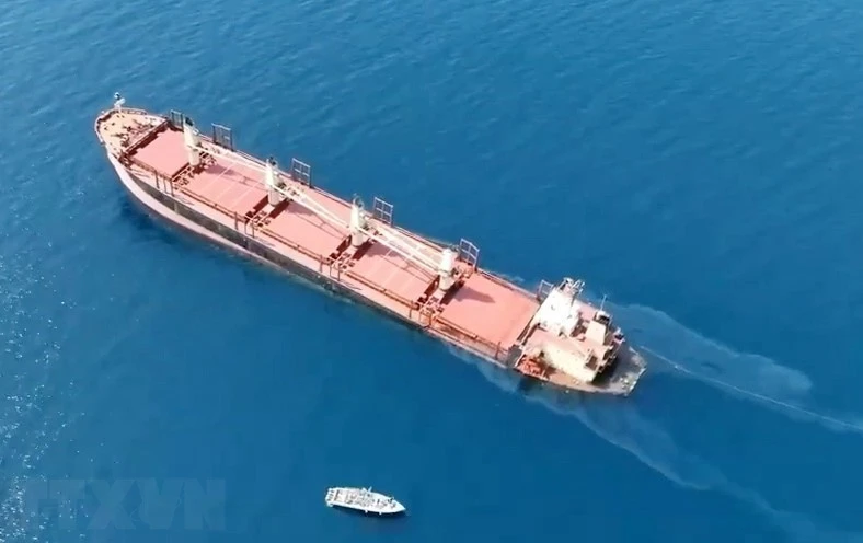 Tàu chở hàng bị lực lượng Houthi tấn công ngày 18-2-2024. Ảnh: THX/TTXVN