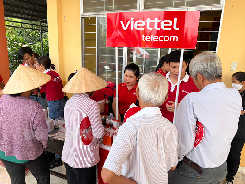 Nhân viên Viettel Bến Tre hỗ trợ người dân chuyển đổi máy 2G lên 4G.