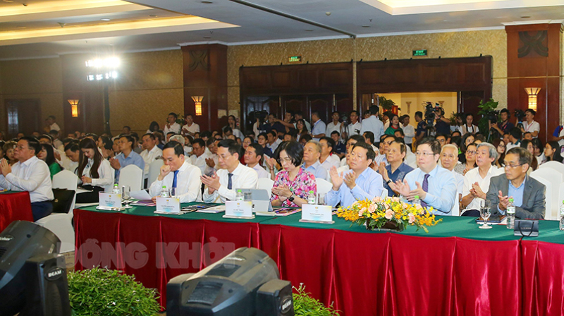  Phó bí thư Tỉnh ủy Bến Tre Trần Thanh Lâm đến dự (hàng đầu, thứ 3 từ phải sang) Diễn đàn Báo chí Toàn quốc 2024.