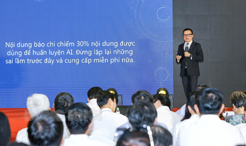 Chủ tịch Hội Nhà báo Việt Nam Lê Quốc Minh trình bày kết quả một cuộc khảo sát.