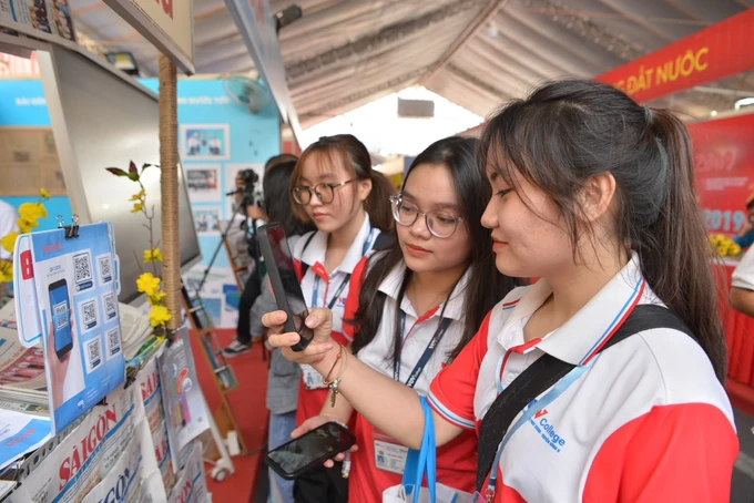 Báo chí cần tận dụng cơ hội trong kỷ nguyên số Bạn đọc quét mã QR đọc các ấn phẩm của Báo SGGP. Ảnh CAO THĂNG