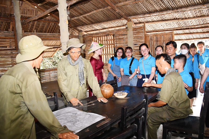 Công đoàn các Khu công nghiệp tỉnh về nguồn tại Khu di tích Quốc gia đặc biệt Chiến thắng Ấp Bắc Đoàn tham quan tại Khu di tích Quốc gia đặc biệt Chiến thắng Ấp Bắc.