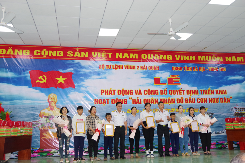 Vùng 2 Hải quân: Chặng đường 15 năm bảo vệ vững chắc chủ quyền biển, đảo Chuẩn Đô đốc Nguyễn Anh Tuần cùng Đại tá Vũ Anh Tuấn - Chính ủy tại lễ công bố và trao quyết định triển khai hoạt động Hải quân nhận đỡ đầu con ngư dân năm 2023.