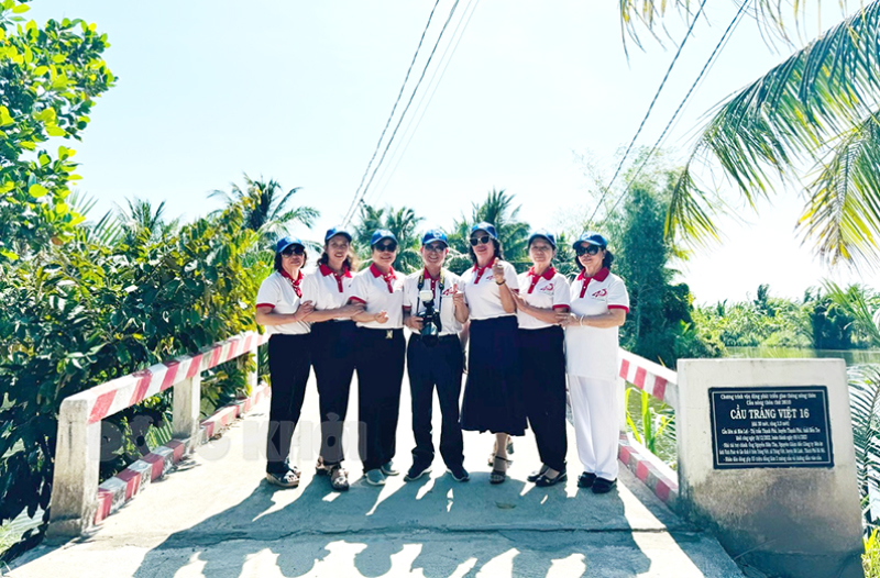 Xây dựng nhiều công trình từ tinh thần kết nghĩa Đoàn Vĩnh Phúc tham quan cầu Tráng Việt 16 liên xã Hòa Lợi - Thị trấn Thạnh Phú.