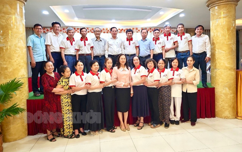 Xây dựng nhiều công trình từ tinh thần kết nghĩa Chủ tịch UBND tỉnh Trần Ngọc Tam (thứ 6, trái sang) và đại biểu chụp ảnh lưu niệm. Ảnh: CTV