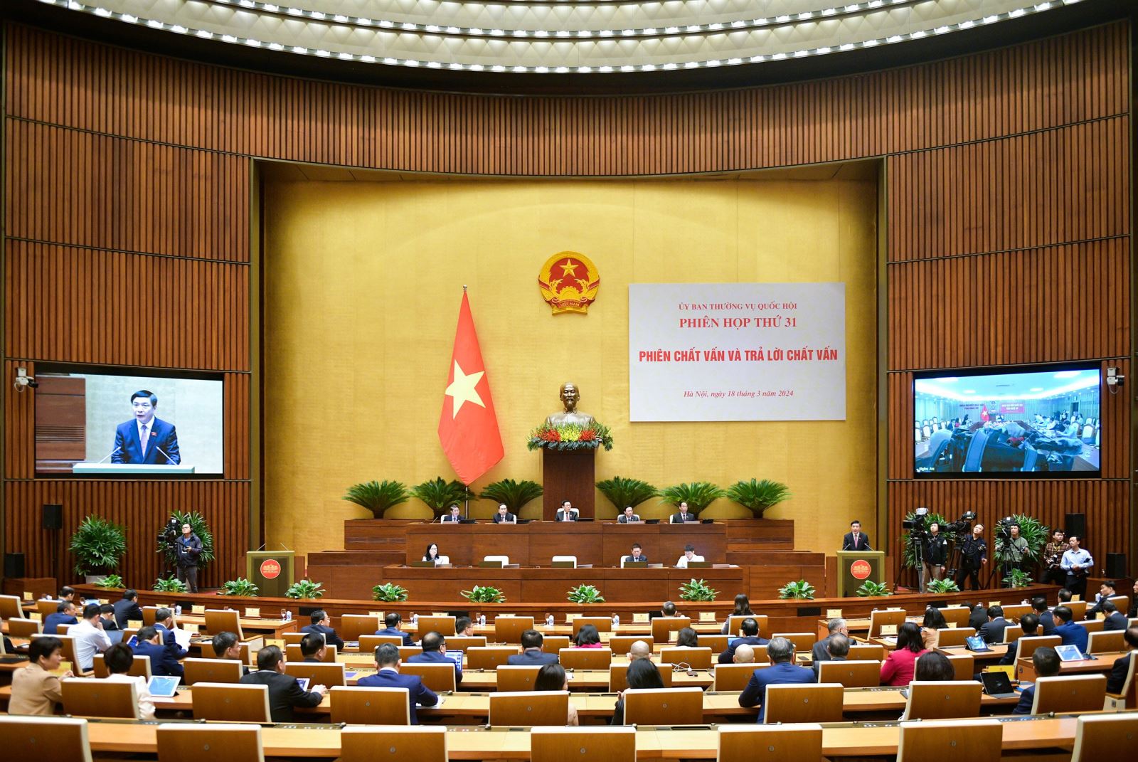 Quốc hội dành 1 ngày chất vấn các vấn đề thuộc lĩnh vực tài chính, ngoại giao Sáng 18-3-2024, dưới sự chủ trì của Chủ tịch Quốc hội Vương Đình Huệ, Uỷ ban Thường vụ Quốc hội tổ chức Phiên Chất vấn và trả lời chất vấn nhóm vấn đề thuộc lĩnh vực tài chính.