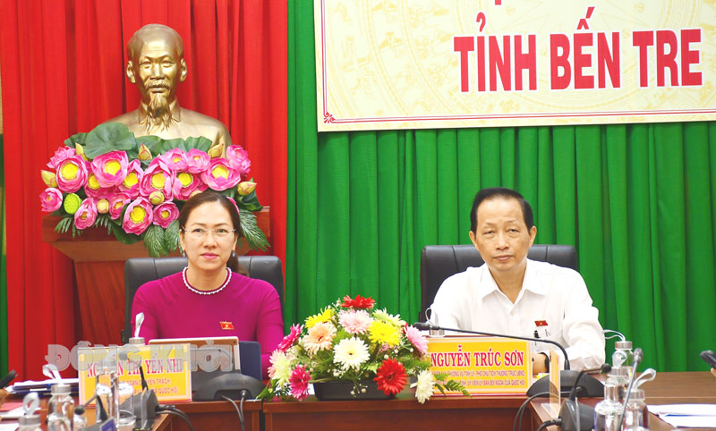 Kết thúc phiên chất vấn và trả lời chất vấn nhóm vấn đề thuộc lĩnh vực tài chính Trưởng đoàn đại biểu Quốc hội tỉnh Nguyễn Trúc Sơn; Phó trưởng đoàn chuyên trách đoàn đại biểu Quốc hội tỉnh Nguyễn Thị Yến Nhi chủ trì điểm cầu tỉnh.