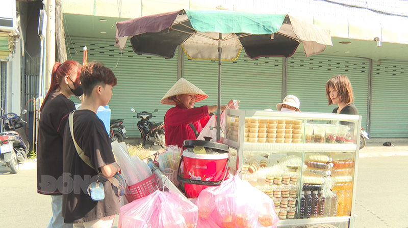 Chị Chung Bích Phương bán hàng trên chiếc xe đẩy của mình.