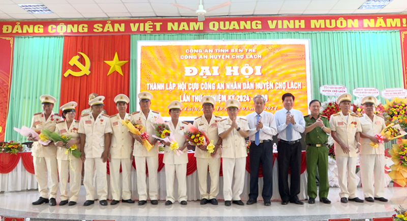 Chợ Lách, Mỏ Cày Nam Đại hội thành lập Hội Cựu Công an nhân dân lần thứ nhất nhiệm kỳ 2024 - 2029 Tặng hoa chúc mừng Ban Chấp hành, Ban Thường vụ, Ban Kiểm tra Hội Cựu Công an nhân dân huyện nhiệm kỳ 2024 - 2029. Ảnh: Việt Cường