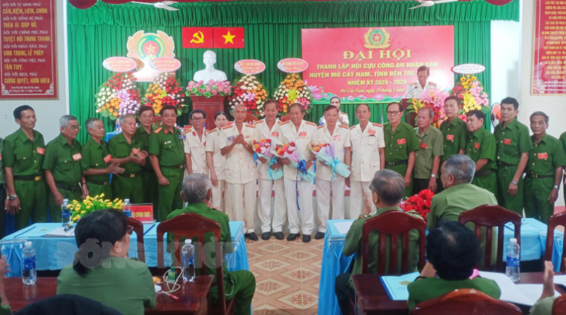 Chợ Lách, Mỏ Cày Nam Đại hội thành lập Hội Cựu Công an nhân dân lần thứ nhất nhiệm kỳ 2024 - 2029 Tặng hoa chúc mừng Ban Chấp hành, Ban Thường vụ, Ban Kiểm tra Hội Cựu Công an nhân dân huyện nhiệm kỳ 2024 - 2029. Ảnh: Việt Cường
