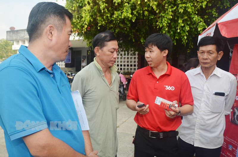 Hỗ trợ người dân chuyển đổi máy điện thoại 2G lên 4G Nhân viên Viettel hỗ trợ khách hàng xã Tân Lợi Thạnh (Giồng Trôm) chuyển đổi máy 2G lên 4G. Ảnh: Trần Quốc