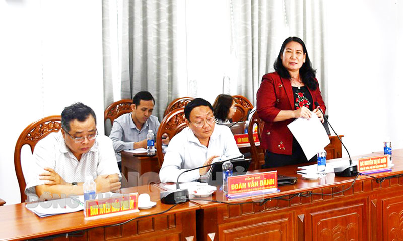 Quyền Bí thư Tỉnh ủy - Chủ tịch HĐND tỉnh Hồ Thị Hoàng Yến làm việc với Ban Thường vụ Huyện ủy Mỏ Cày Nam Phó chủ tịch UBND tỉnh Nguyễn Thị Bé Mười phát biểu tại buổi làm việc.