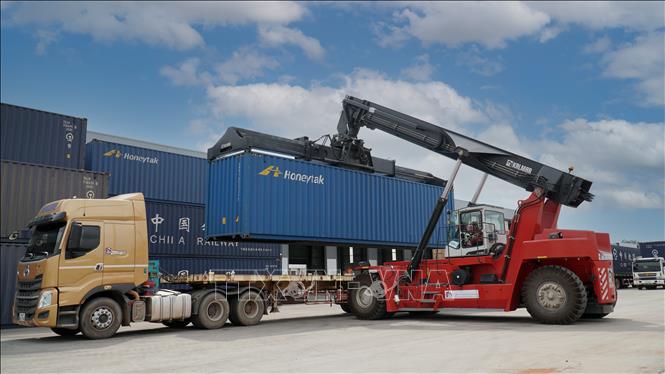Lào trở lại mức thuế VAT 10% Bốc xếp hàng hóa tại Cảng cạn Thanaleng Viêng Chăn tại huyện Hadxaiphong, thủ đô Viêng Chăn. Ảnh: Đỗ Bá Thành/TTXVN