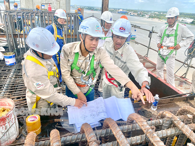 Các kỹ sư cùng đơn vị tư vấn giám sát nghiệm thu cốt thép dầm ngang dưới tại Gói thầu XL-02.