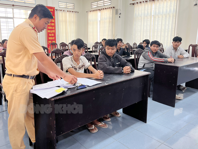 Trao quyết định xử phạt hành chính 11 đối tượng đua xe và cổ vũ đua xe trái phép Trường hợp đến cơ quan công an nhận quyết định về hành vi đua xe và cổ vũ đua xe trái phép.