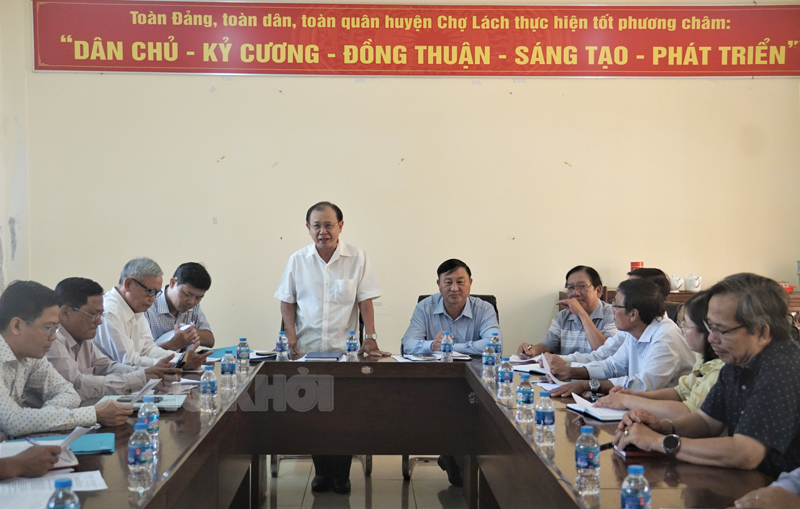 Phó chủ tịch Thường trực HĐND tỉnh Huỳnh Quang Triệu phát biểu tại buổi làm việc với UBND huyện Chợ Lách.