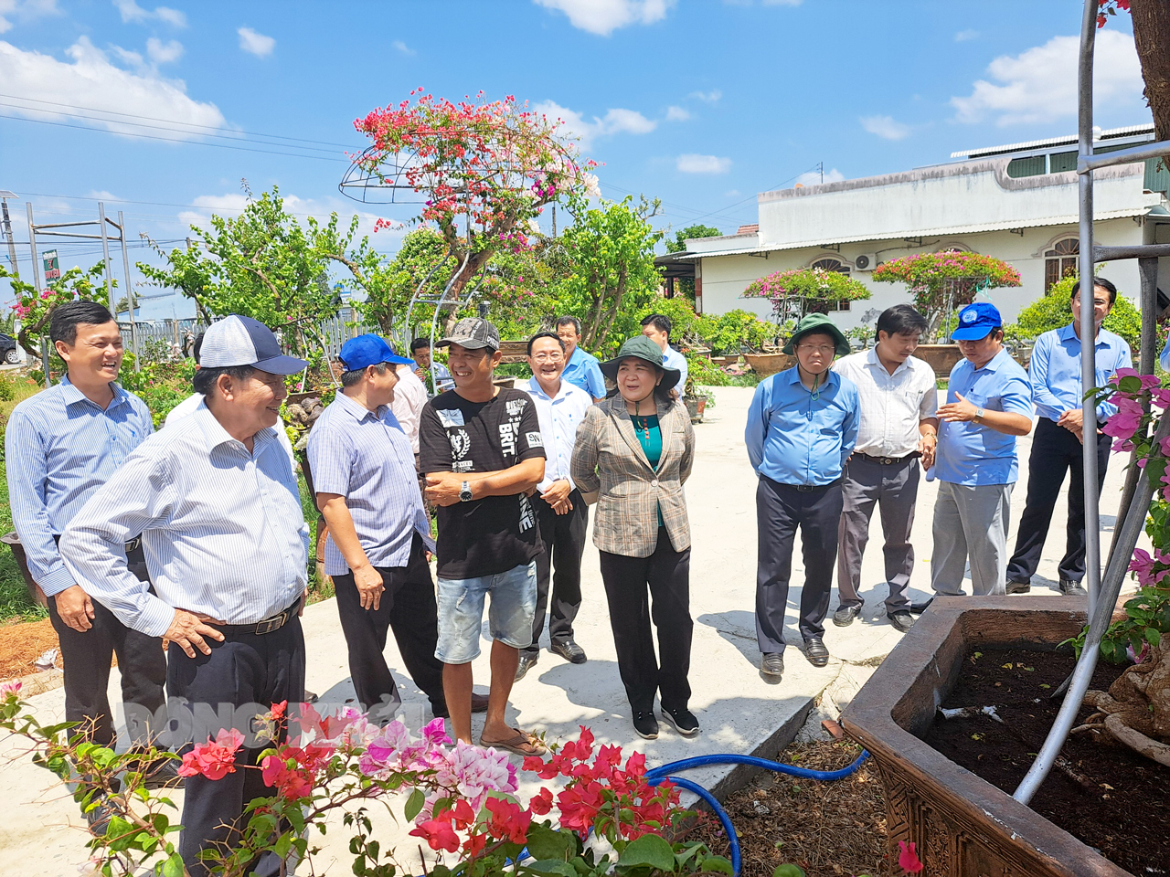 Quyền Bí thư Tỉnh ủy -  Chủ tịch HĐND tỉnh Hồ Thị Hoàng Yến cùng đoàn công tác đến thăm hộ kinh doanh cây kiểng Bảy Huyện.