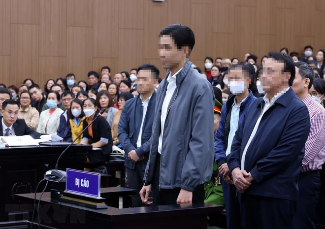 Hơn 1.000 bị hại tới dự phiên xét xử sơ thẩm vụ án Tân Hoàng Minh Bị cáo Đỗ Hoàng Việt (con trai bị cáo Dũng, Phó Tổng Giám đốc Công ty Tân Hoàng Minh) khai báo trước toà. Ảnh: Phạm Kiên - TTXVN