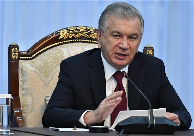 Uzbekistan và Trung Quốc hợp tác khai thác uranium Tổng thống Uzbekistan Shavkat Mirziyoev đề ra tham vọng sản xuất uranium của cả nước là 7.100 tấn vào năm 2030. Ảnh: AFP/TTXVN