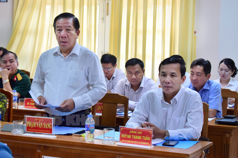 Chủ tịch UBND huyện Phạm Văn Sang phát biểu tại buổi làm việc.