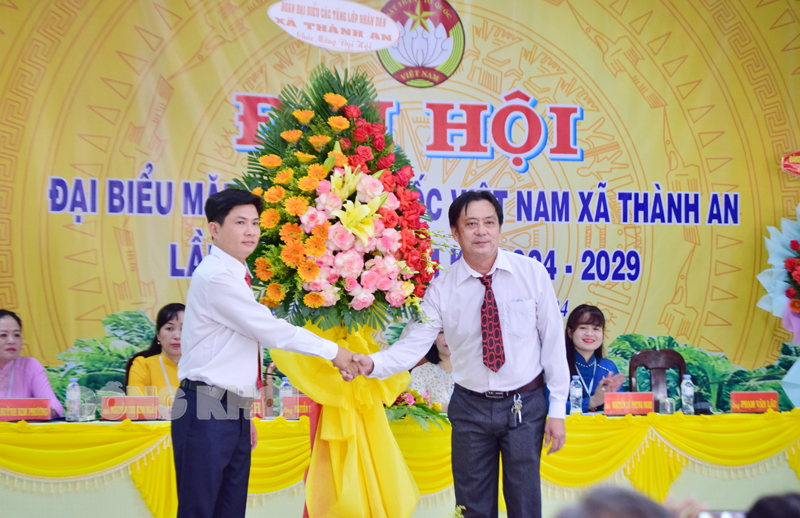 Đoàn đại biểu các tầng lớp nhân dân tặng lẵng hoa chúc mừng Đại hội đại biểu MTTQ Việt Nam xã Thành An (Mỏ Cày Bắc).