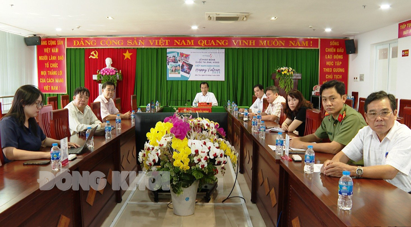 Phát động cuộc thi ảnh, video “Việt Nam hạnh phúc - Happy Vietnam 2024” Đại biểu tham dự lễ phát động tại điểm cầu tỉnh.