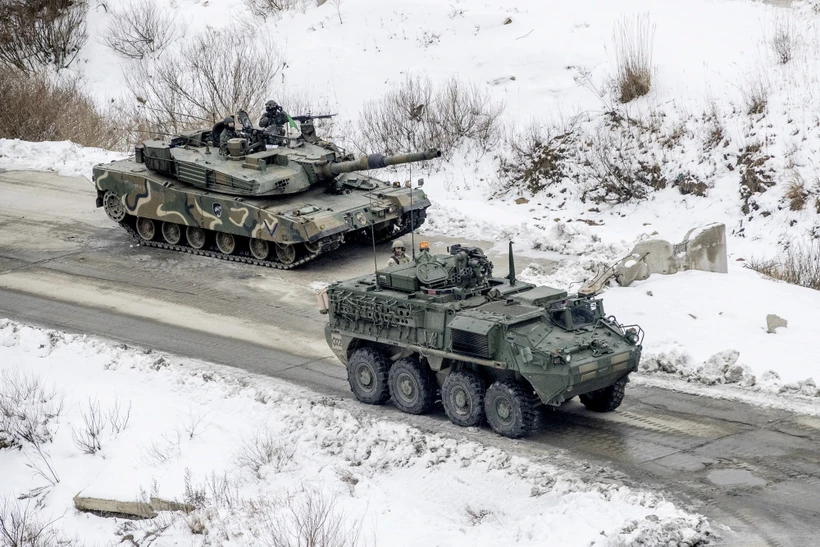 Xe tăng Stryker và K1A2 tham gia cuộc tập trận bắn đạn thật ở thành phố Pocheon, gần biên giới với Triều Tiên ngày 4-1-2024. (Ảnh: YONHAP/TTXVN)