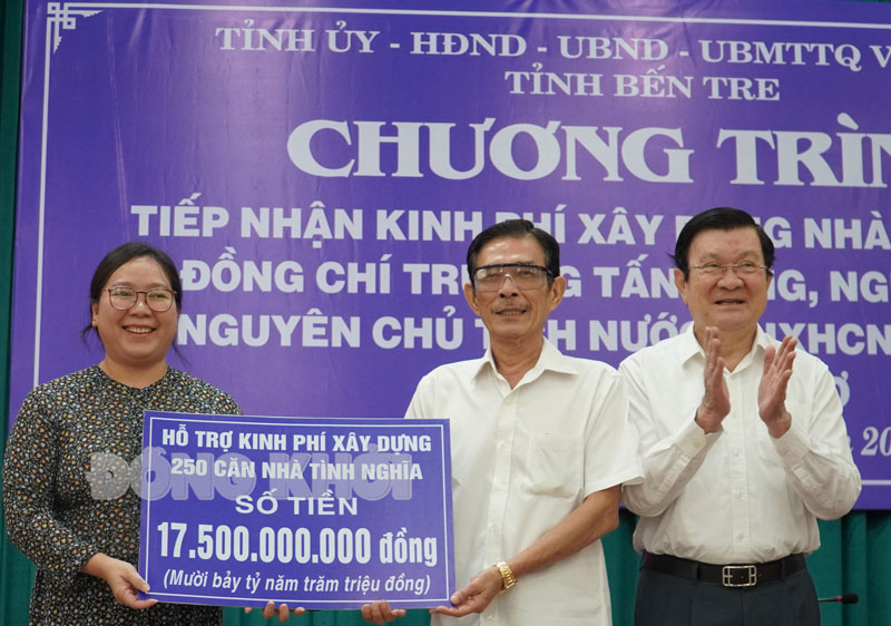 Chủ tịch Ủy ban MTTQ Việt Nam tỉnh Nguyễn Thị Hồng Nhung tiếp nhận bảng tượng trưng tài trợ kinh phí