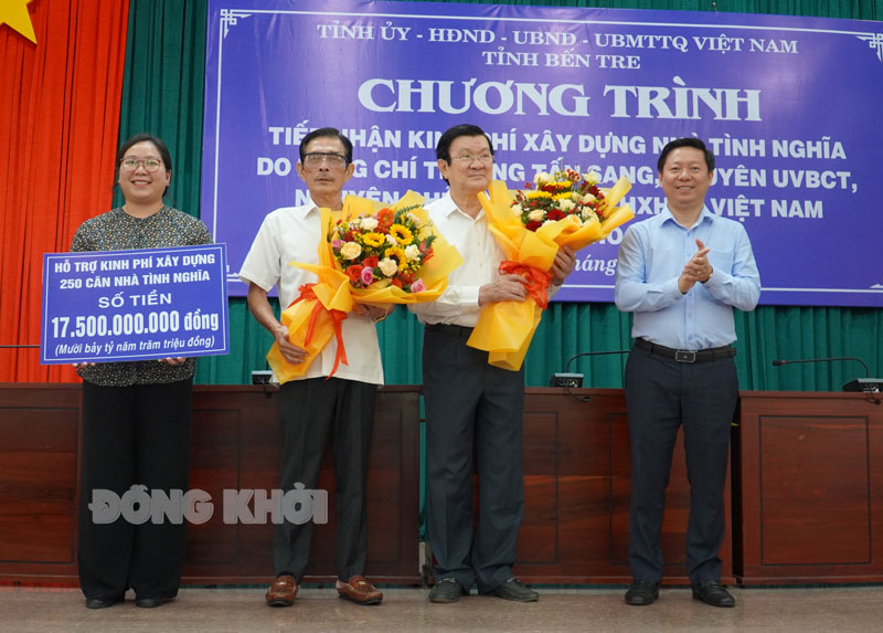 Phó Bí thư Thường trực Tỉnh ủy Trần Thanh Lâm tặng hoa cho nhà tài trợ.