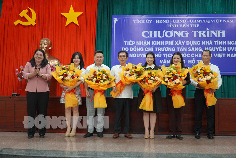 Phó chủ tịch UBND tỉnh Nguyễn Thị Bé Mười tặng hoa các nhà tài trợ