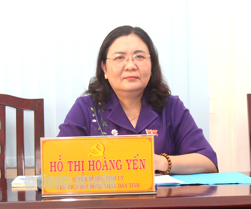 Quyền Bí thư Tỉnh ủy - Chủ tịch HĐND tỉnh Hồ Thị Hoàng Yến lắng nghe ý kiến phản ánh của công dân.