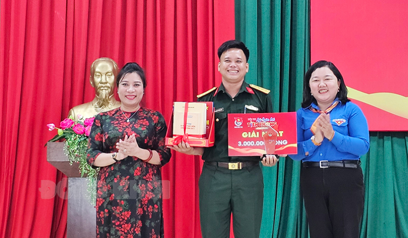 Đại úy Trần Quốc Thuyền Em nhận giải nhất Cuộc thi Lý luận trẻ tiền phong do Tỉnh đoàn tổ chức năm 2024.