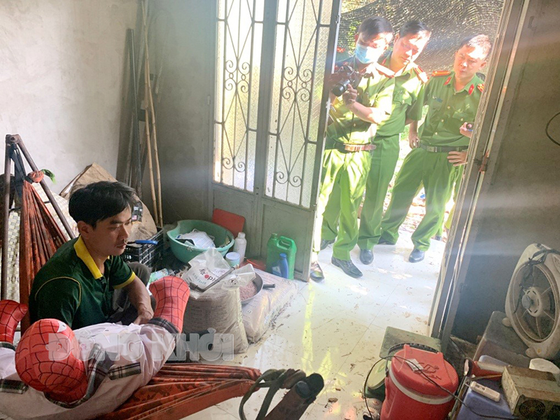 Cơ quan Công an thực nghiệm hiện trường vụ án. Ảnh: Quang Duy
